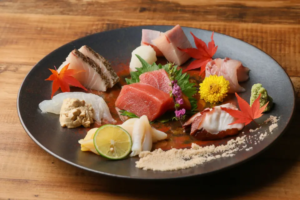 We offer fresh seafood delivered directly from the market. You can enjoy a wide variety of seafood dishes, including assorted sashimi, simmered dishes, and grilled dishes. We also offer unagiyaki (white-grilled eel), so please enjoy this dish with a drink. We also recommend the "Sakurakudo potato salad."