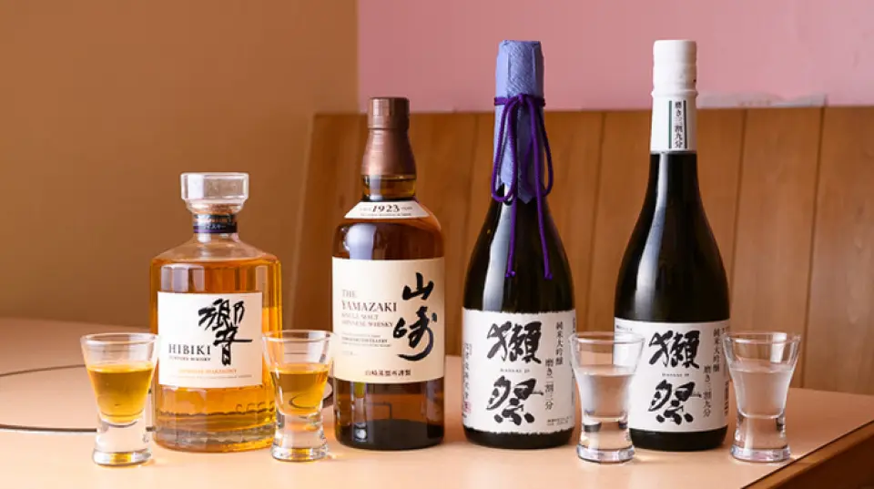 本店備有多種日本威士忌供您選擇。另外，還有「獺祭」等人氣日本酒，在寒冷的冬天可以享用熱騰騰的日本酒。我們也提供用酸橙和檸檬製成的鮮榨茶飲。享用一杯新鮮美味的咖啡！