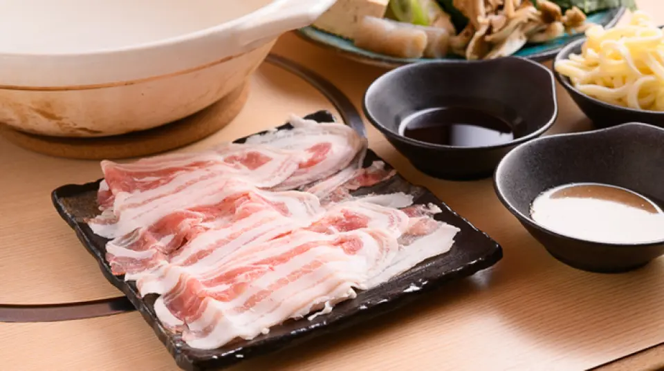 我們提供四種類型的火鍋套餐。 「豐屋火鍋套餐」包含菠菜和豬肉，是在酒中的酒精揮發後添加食材，最大限度地發揮食材本身味道的簡易火鍋。我們也供應和牛壽喜燒、和牛涮涮鍋和豬肉涮涮鍋，涮涮鍋還可搭配芝麻醬或醬油。盡情享受充滿日本精神的火鍋菜餚，溫暖您的身心。