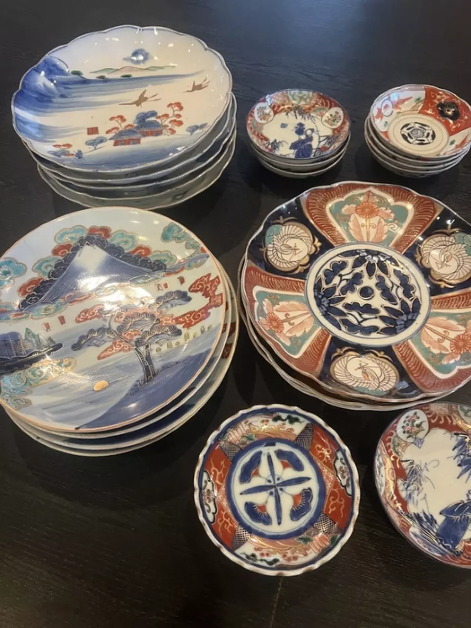 Please enjoy the cuisine served at Ko-Imari and Daishoji Imari, which were created from the Edo to Meiji periods.
