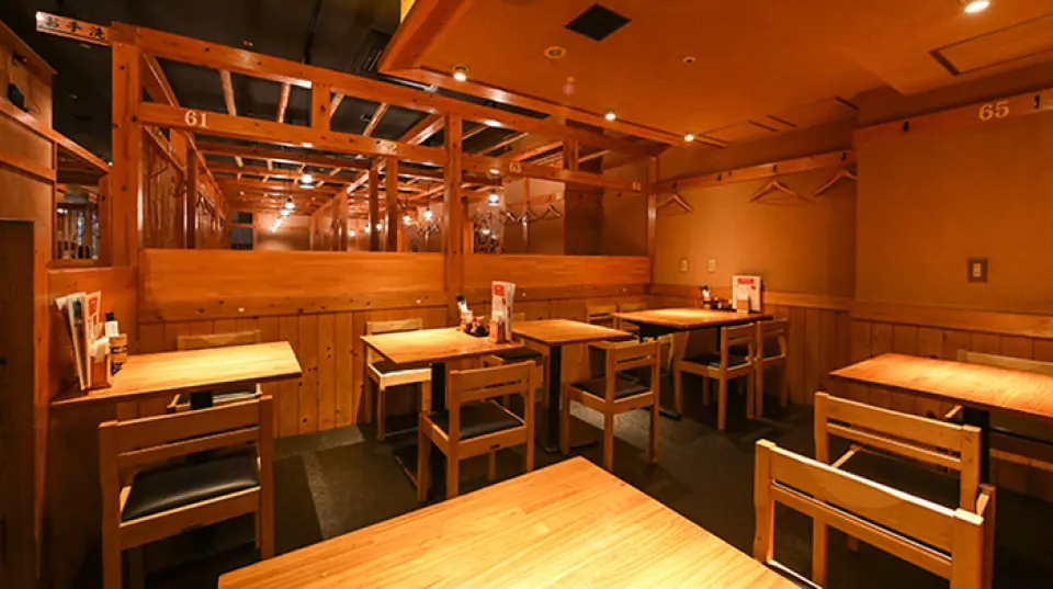 本店位置便利，距东新宿站步行仅 1 分钟，店内空间宽敞、时尚。包厢座位可容纳 4 人和 6 人，完全私人的房间可容纳 14 至 28 人。我们还接受60人或以上的私人聚会的预订，非常适合大型聚会！