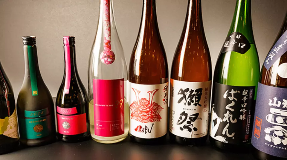 本店备有多种难以找到的稀有威士忌、烧酒和日本酒。特别是，我们提供 10 多种清酒，让您可以享受季节风味！丰富的饮品菜单将使这里成为酒精爱好者的理想去处。