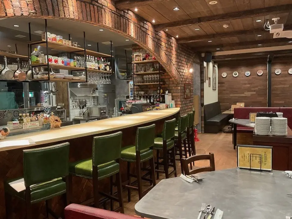 酒店外观采用漂亮的砖砌而成，内部采用木质装饰，具有小餐馆风格。除了柜台座位和桌子座位外，还设有可供 6 人或以上团体使用的私人房间。除了庆祝活动和周年纪念日，我们还可举办最多 55 人的私人聚会！请随时联系我们。