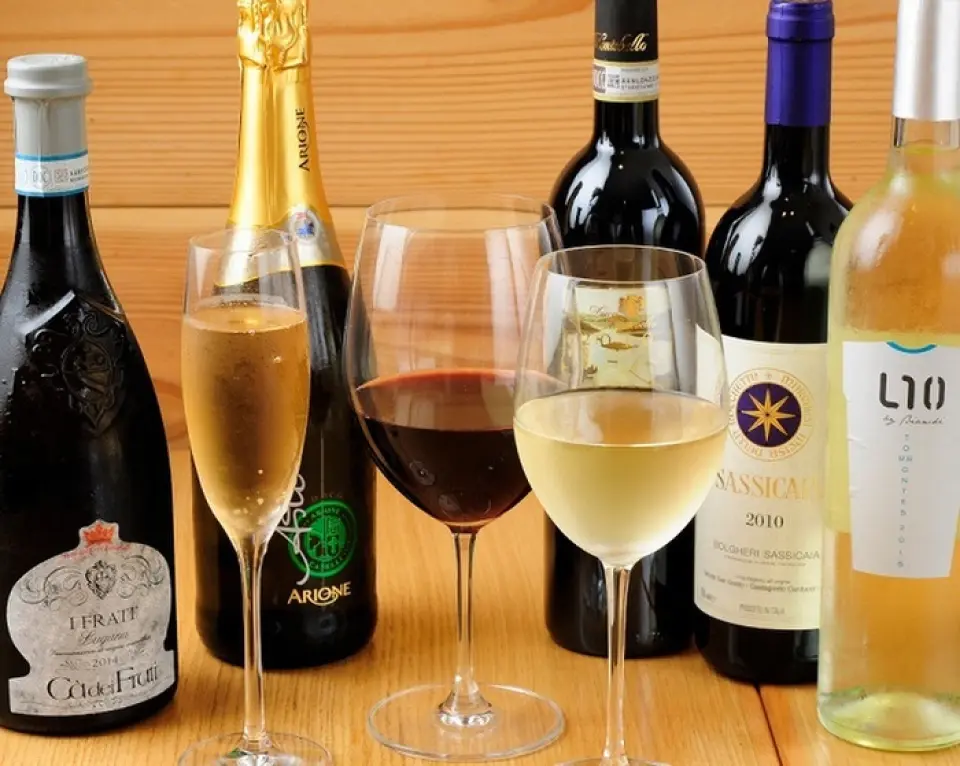 我们常备有30多种、约100瓶的葡萄酒，非常适合搭配披萨和其他意大利菜肴。我们精心挑选的食材主要来自意大利，但也来自法国、西班牙、南美等地。您可以根据自己的口味选择玻璃杯、半杯或瓶装的酒，我们还可以帮助您选择与您的食物完美搭配的酒。