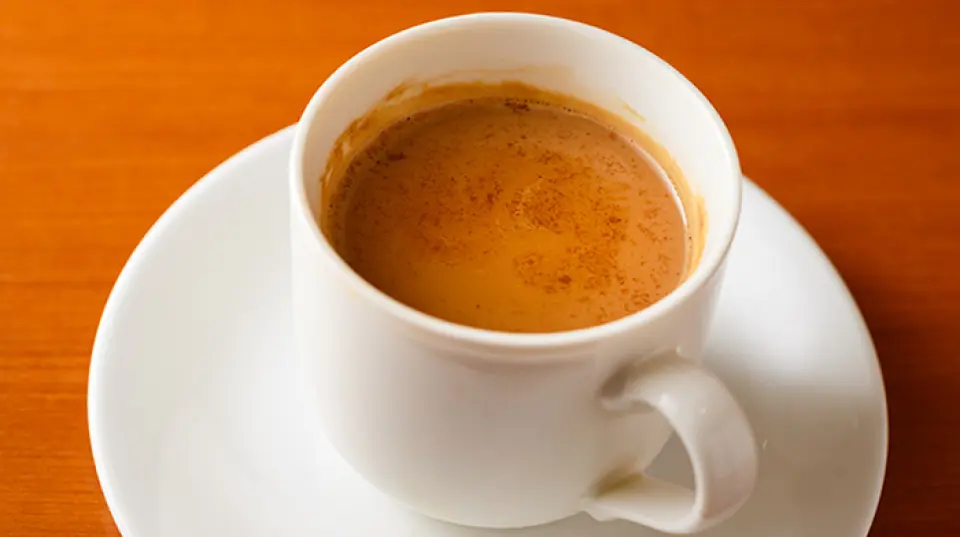 請務必嘗試我們原創的柴茶混合物，它是經過多年對香料的研究而完善的。這是一道引以為傲的菜餚，使用了四種香料，包括被稱為“香味皇后”的綠荳蔻，創造出了香氣四溢的菜餚。