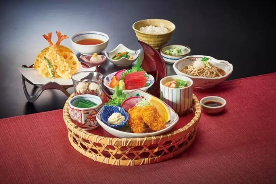 您可以享用各種菜餚，從蕎麥麵和烏龍麵到套餐、蓋飯和兒童菜單。可以說，高湯是日本料理的基礎。在我們的餐廳，我們每天早晚都會精心準備湯料。我們的正宗高湯由精選的適合該地區的原料混合而成，進一步增強了我們引以為傲的蕎麥麵和烏龍麵的風味。