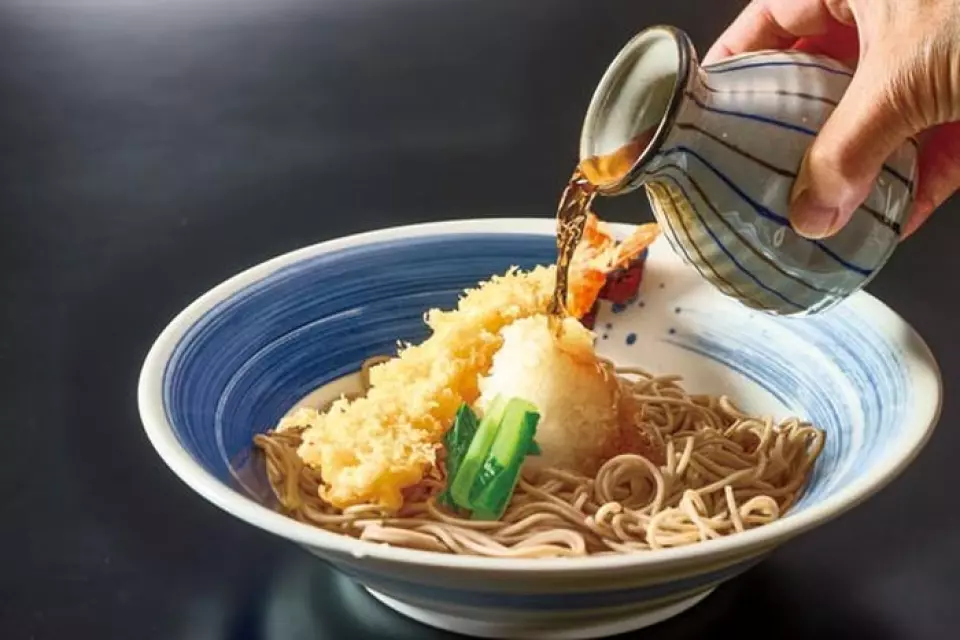我每天早晚都精心準備湯料。這是因為湯汁的味道會隨著時間的流逝而變淡。我們的正宗高湯由精選適合該地區的原料混合而成，包括鰹魚片，具有濃鬱的味道和香氣，進一步增強了我們引以為豪的蕎麥麵和烏冬面的美味。