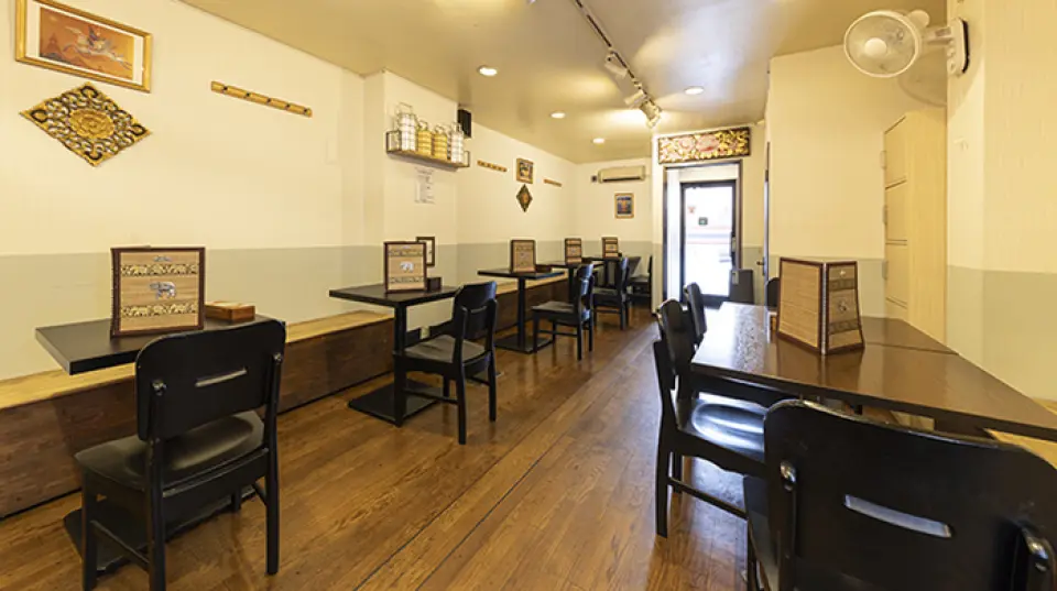 The restaurant is decorated with traditional Thai paintings and wood carvings, and has a casual atmosphere with Thai pop music playing. In addition to table seats, there are spacious box seats by the wall, so you can relax comfortably. We can also accommodate private parties of 20 to 25 people, so please feel free to use it for various gatherings.