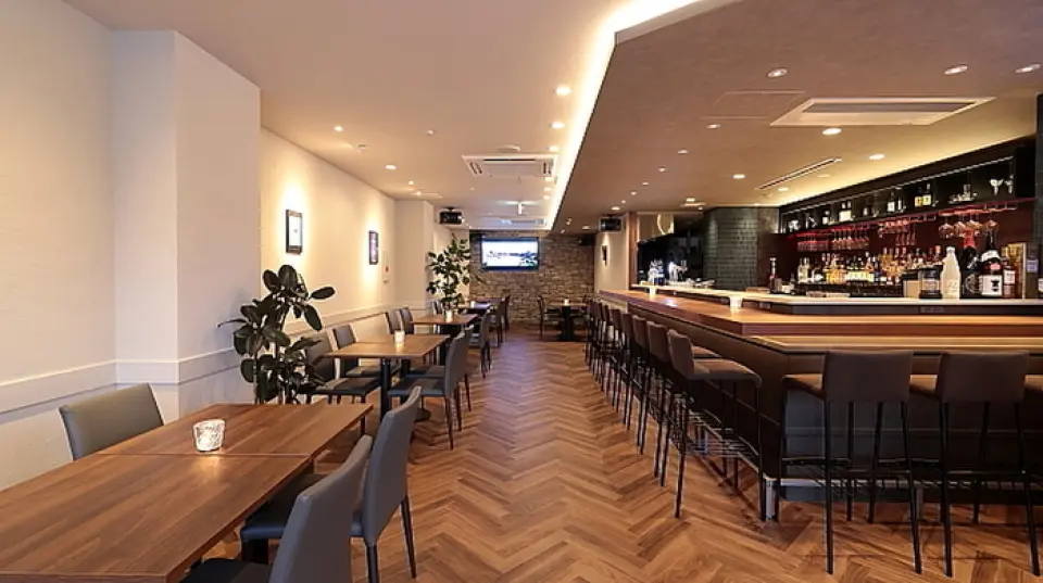 商店内部采用平静的色彩和木地板，营造出温馨的氛围。柔和的灯光和盆栽让这里显得温馨。除了配有高脚椅的时尚吧台外，还有可以放松身心的桌椅座位。婴儿车和轮椅也可以进入商店。