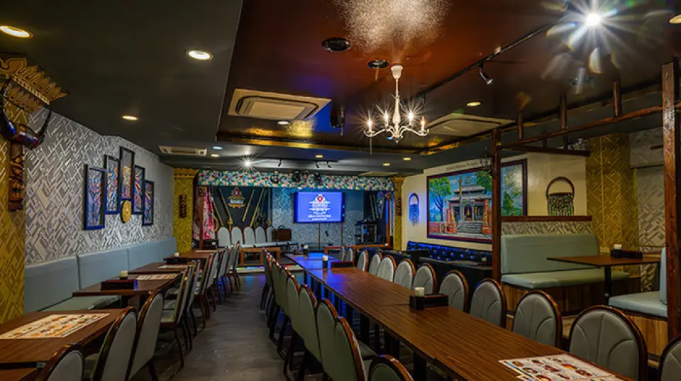 The interior of this dining bar-style restaurant is filled with the exotic atmosphere of India and Nepal. The spacious floor can be rented out for 80 to 130 people! In addition to microphones and sound and lighting equipment, we also have a stage and monitors available. Please feel free to use it for large parties.