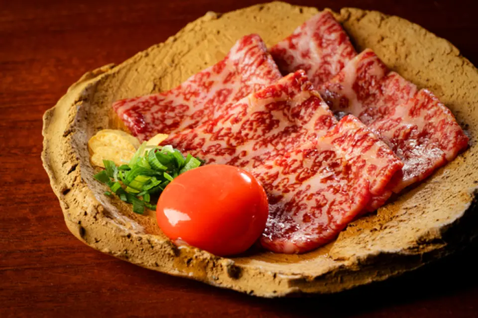 和牛料理餐廳「一色山頂」供應由肉類工匠精心挑選的稀有黑毛和牛製成的菜餚。可以品嚐到「純但馬薄長牛」和「特選松阪牛」等從全國各地匯集的品牌牛肉。除了特色牛裡肌肉捲和鯖魚湯冷麵外，您還可以品嚐到獨創的和牛尾餃子和帶骨醋牛腩。另外，也準備了深受遊客喜愛的壽喜燒和涮涮鍋，從肉的挑選到烹調方法都非常講究，力求提供讓人百吃不厭的烤肉。