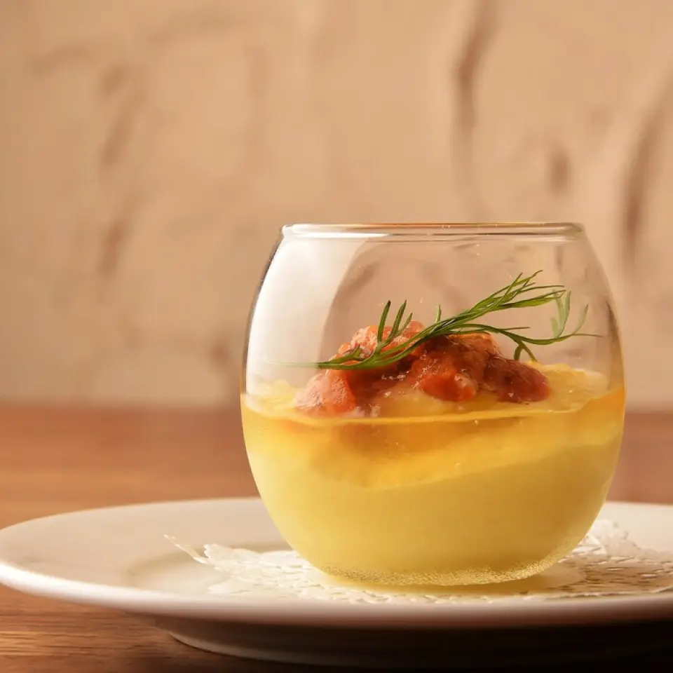 We offer seasonal courses based on dishes commonly enjoyed throughout France, incorporating seasonal Japanese ingredients. Please relax and enjoy your meal with wine. Also, please let us know when making your reservation if you have any food dislikes or allergies.
