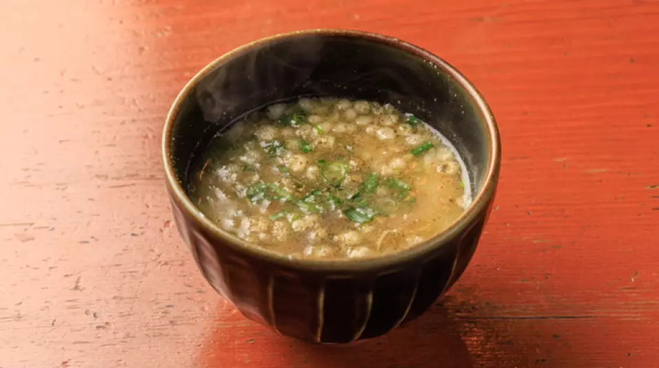 Một trong những món ăn đặc trưng của chúng tôi là súp thịt lợn kiểu Kyoto, một món ăn có vị nhẹ được làm từ hỗn hợp miso trắng Kyoto và miso đậu nành. Bạn có thể thưởng thức món này theo cả dạng bữa ăn gozen và bữa ăn cơm. Ngoài ra, một số món trong thực đơn, bao gồm cả hamburger, cũng có sẵn trong hộp cơm bento mang đi. Bạn có thể thưởng thức hương vị của nhà hàng chúng tôi ngay tại nhà mình.