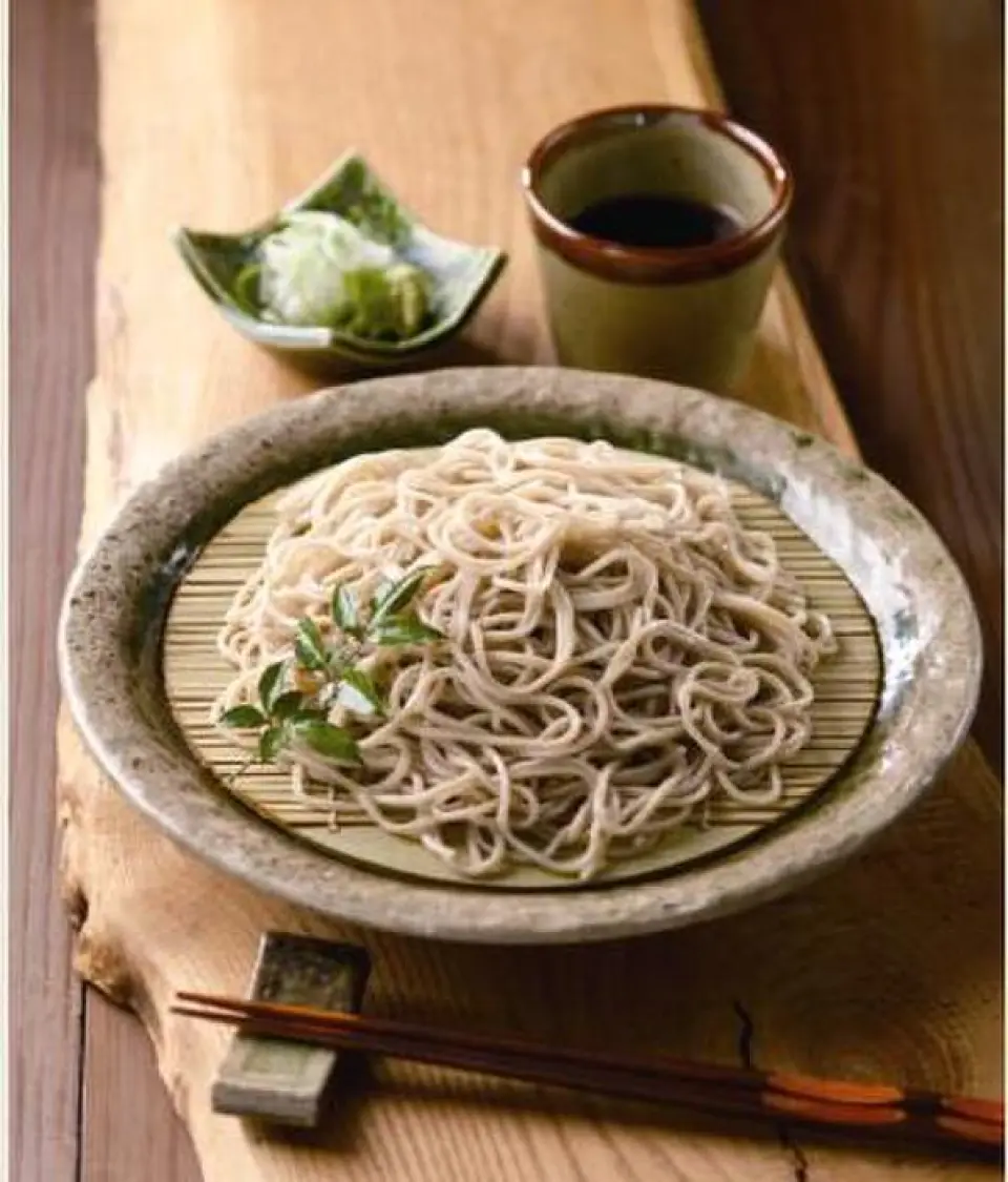 我們對蕎麥麵所用的蕎麥粉非常講究。據說蕎麥麵的最佳味道是現磨、現做、現煮的狀態。蕎麥粉在儲存過程中會氧化，所以我們每天都會用店裡安裝的石磨來研磨蕎麥粉。隨後，麵粉在店內被製成麵條，每次下訂單時都將其煮熟。