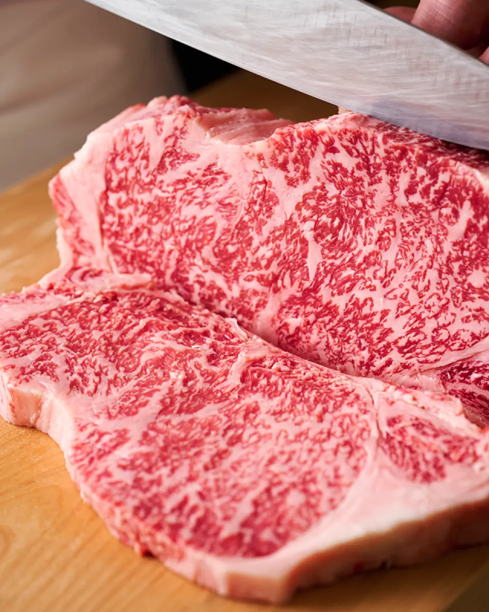 ・熟練の包丁職人が切る牛肉の食感を体感