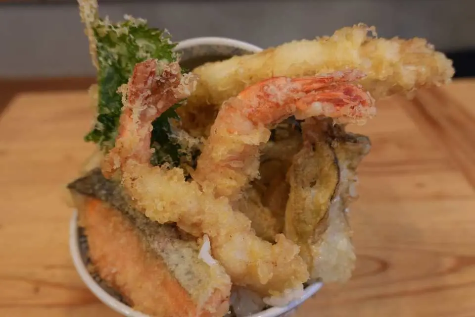 Please enjoy our special tempura bowl lunch