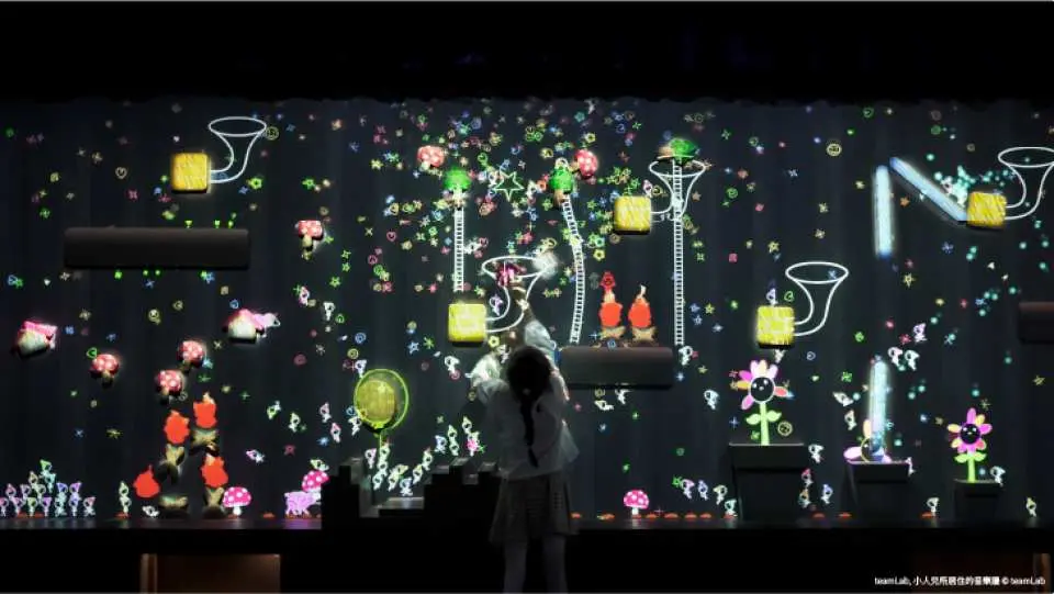 《小人兒所居住的音樂牆》牆壁上住著許多小人兒，他們是音樂演奏家，小人兒會在牆壁裡來回奔跑，體驗者可以在牆壁上面黏附蘑菇、羊小屋、冰柱等各式各樣的圖章，與小人兒們進行互動。根據圖章種類的不同，小人兒會開始作出溜滑梯，跳高或是攀登等不同的動作。微笑的種子會從牆壁的上面掉落下來，當微笑種子打中圖章時，會根據圖章的種類，演奏出不同的音色，碰撞圖章發出的音樂還會根據牆壁的高度，產生音階上的高低變化。牆上還有一座沉睡的火山，當開始地鳴的時候，沉睡的火山也將甦醒過來，噴發出紅色壯觀的滾滾岩漿！