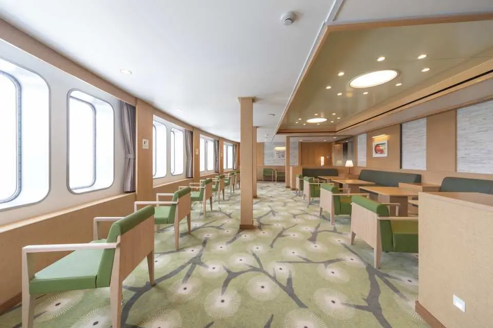 Forward Salon | Located at the front of the ship, you can see the scenery in the direction the ship is moving. In addition to enjoying the scenery in a quiet space, you can also enjoy your time reading a book or reflecting on your trip.