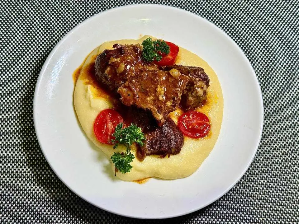 「フランス料理フェスティバル」：ブルゴーニュ産赤ワインで煮込んだ牛頬肉