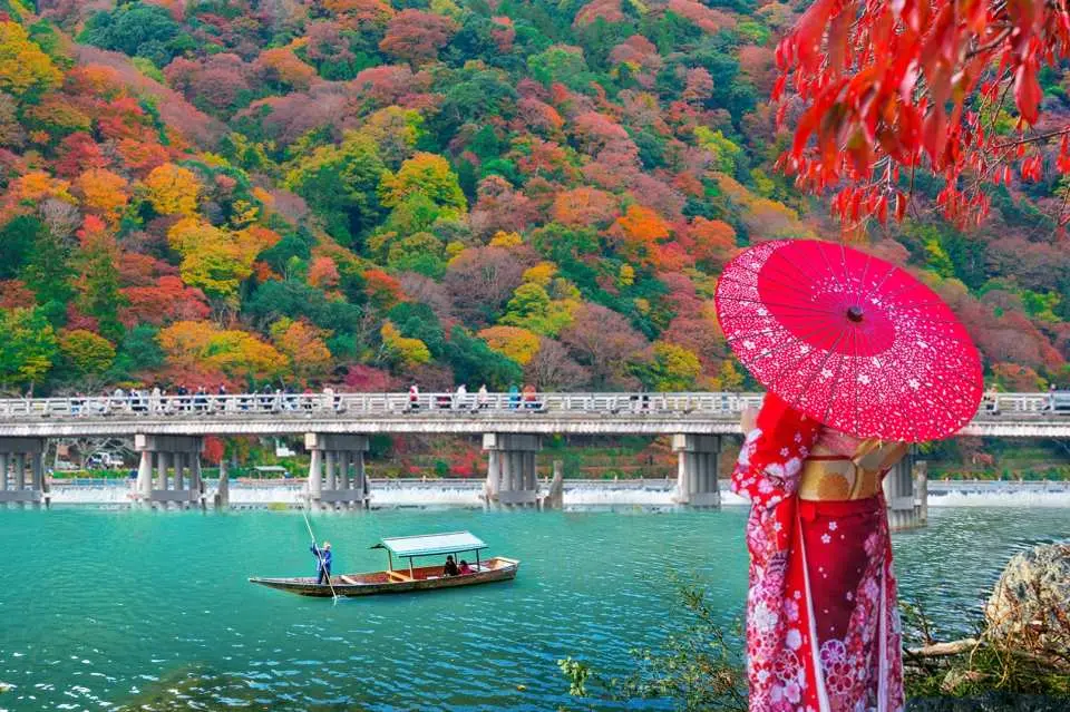Arashiyama boasts beautiful natural scenery with four distinct seasons.