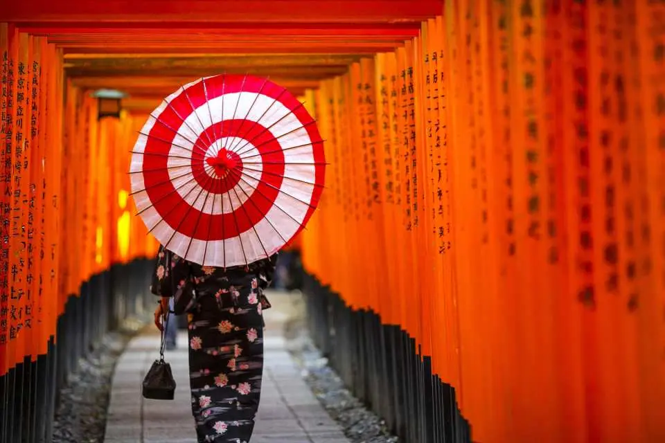 A thousand torii gates with red pillars stretching out – a popular spot for taking photos!