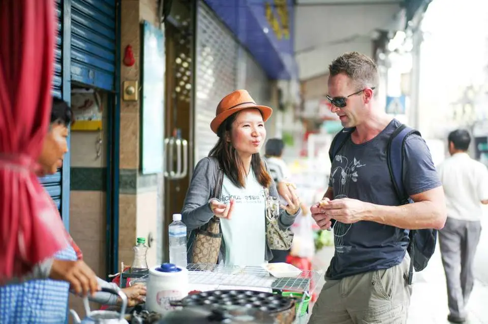 Hướng dẫn viên tiếng Anh đi cùng bạn và khám phá đường phố Bangrak.