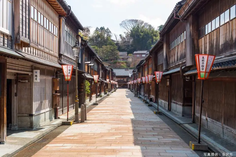 ถนนฮิกาชิชายะที่คุณสามารถเพลิดเพลินกับการแสดงญี่ปุ่นแบบดั้งเดิมได้หลากหลายก็เป็นหนึ่งในสถานที่ท่องเที่ยวยอดนิยมของคานาซาว่า