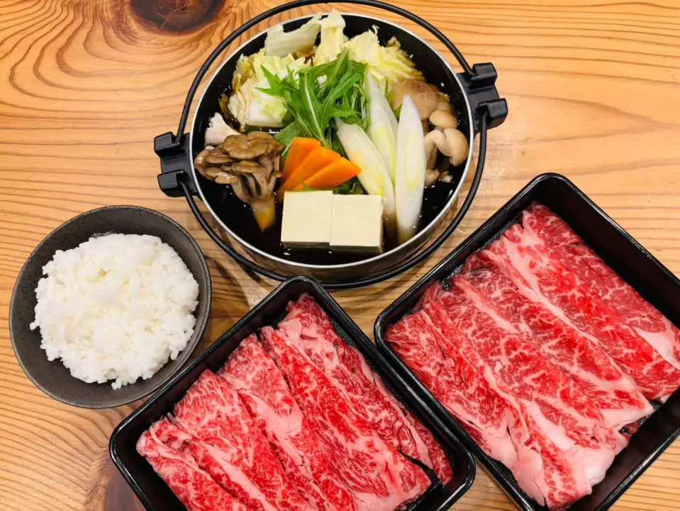 고베 소고기는 일본 3대 와규 중 하나로 손꼽힙니다. 고베 소고기 한 조각을 입에 넣으면 섬세한 마블링이 눈송이처럼 사르르 녹아내리고, 풍부한 육즙이 혀끝에서 춤을 추듯 퍼져나갑니다. 한 입 베어 물 때마다 진한 향이 가득하고, 그 여운은 오래도록 입안에 남습니다. 그야말로 미각을 위한 최고의 향연입니다!