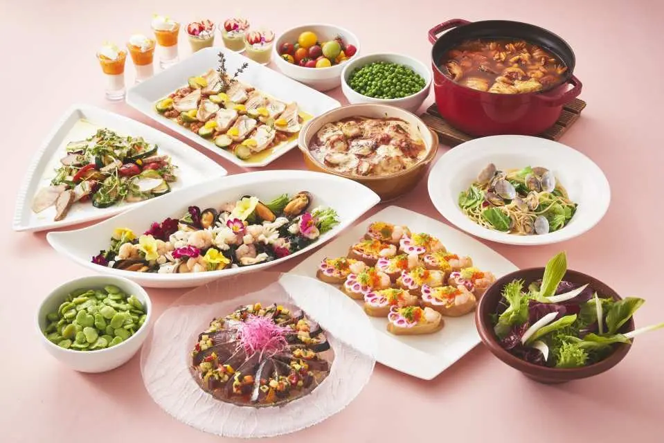 大阪日航飯店的「Selina」餐廳提供 40 多種不同的菜單。軟性飲料已包含在內，酒精飲料需額外付費。