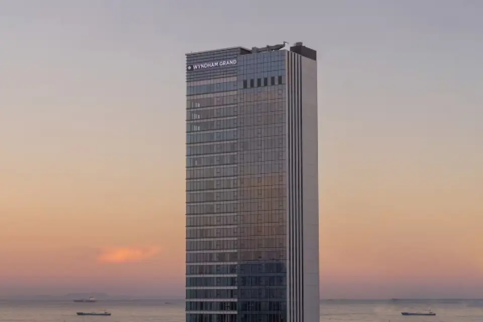 【享受一個沒有MORNING CALL的早晨〉Marina K.C彩妝名品〉照●國際市場(南浦洞、光復洞、BIFF國際電影廣場)〉入●松島龍宮雲橋(韓國觀光100選)〉入●松島海上纜車(含來回纜車票)〉五星溫德姆至尊飯店(海景房)】