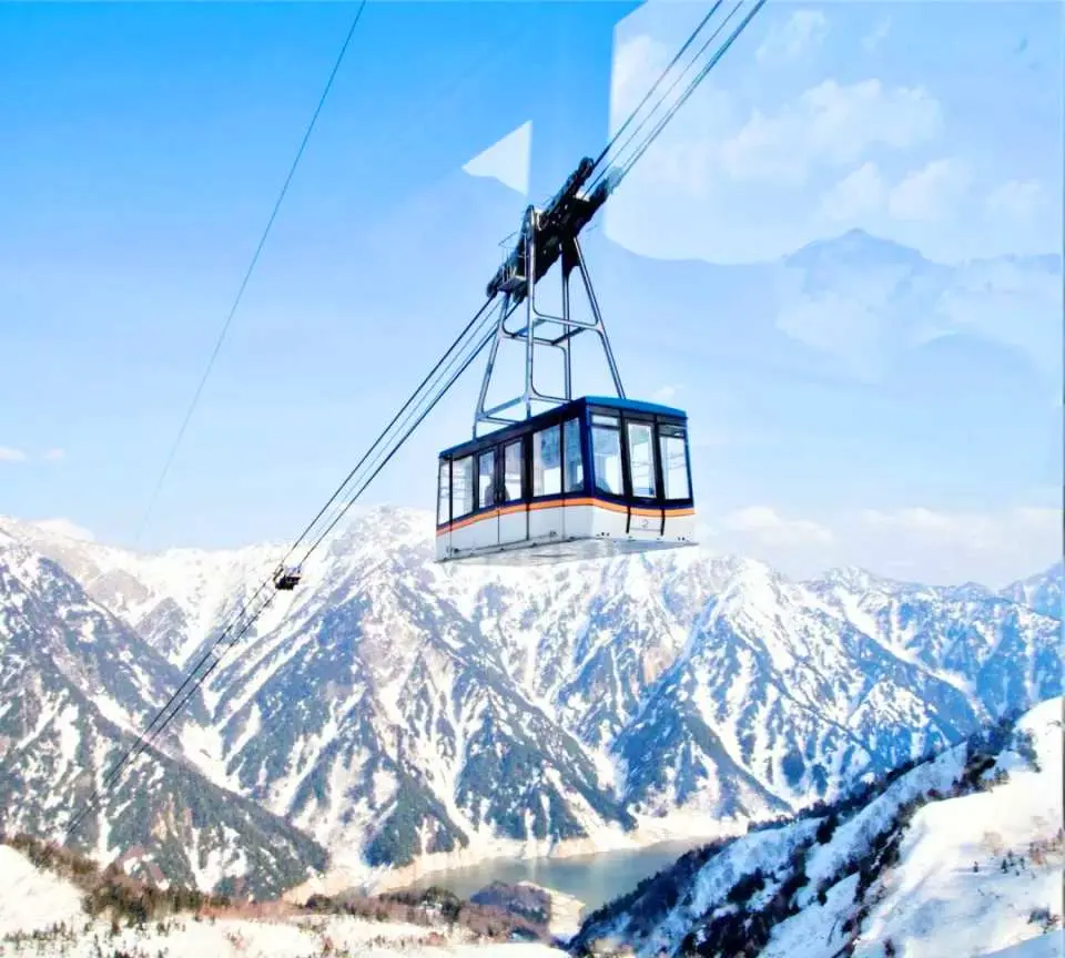 立山黑部的纜車是連接黑部平和大觀峰的高空交通工具，全程約1.7公里，可俯瞰壯麗的黑部峽谷和雪山全景。車廂設計寬敞，360度全景視野，讓遊客在短短7分鐘內沉浸於阿爾卑斯山脈的震撼景色之中。