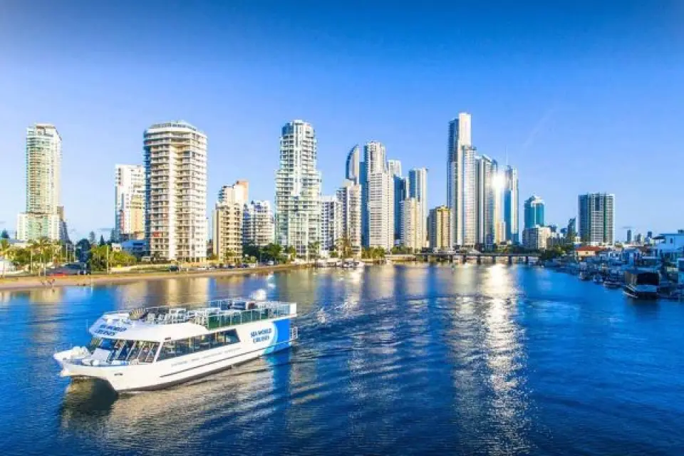 【黃金海岸Gold Coast〉入●奈運河遊船〉照●奇趣大嘴鳥餵食秀〉入●SKY POINT觀景大樓〉照●夜遊自然橋國家公園：尋訪藍光螢火蟲】