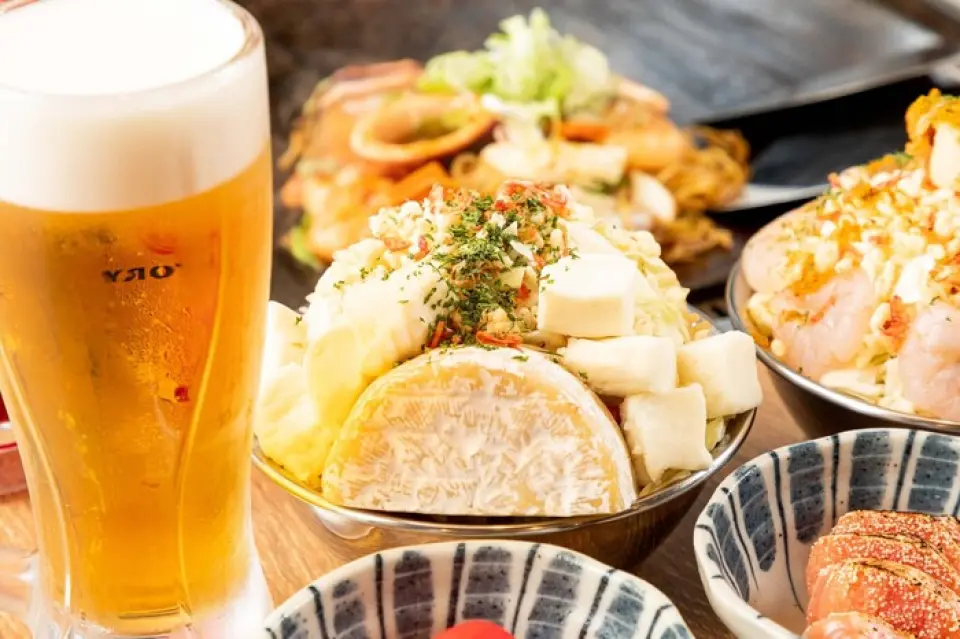 생맥주 319엔(세금 포함), 하이볼과 레몬 사워 99엔(세금 포함) 등 다양한 음료를 합리적인 가격에 만나보세요! 여성분들께 인기 많은 특제 오니오로시 사워를 비롯한 특별한 음료도 준비되어 있습니다! 몬자야키나 철판구이에 딱 맞는 다양한 주류도 준비되어 있습니다! 술과 함께 즐길 수 있는 철판 안주와 즉석 스낵도 준비되어 있으니, 술자리나 여자들만의 즐거운 시간을 보내세요!