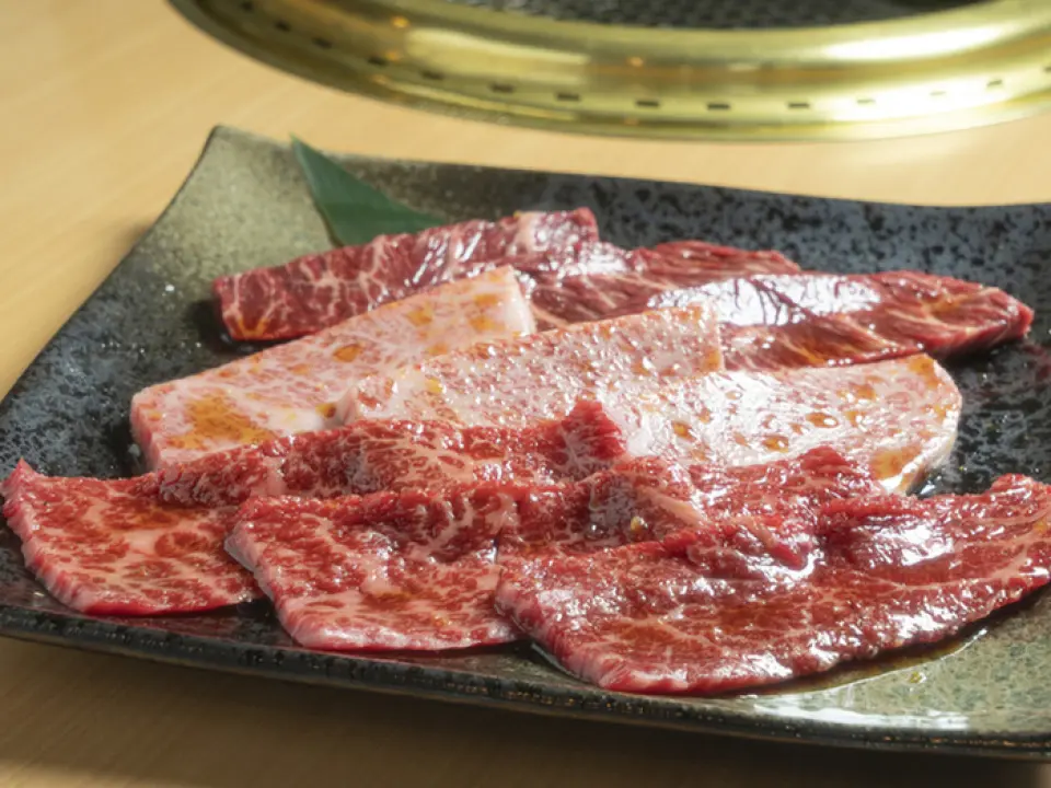 在本店，您可以盡情享受烤肉，我們引以為傲的是精心挑選的生舌。您可以選擇厚片或薄片，這樣您就可以享受不同的口感。此外，我們提供多種肉類，您可以根據自己的喜好調整熟度。請嘗試！