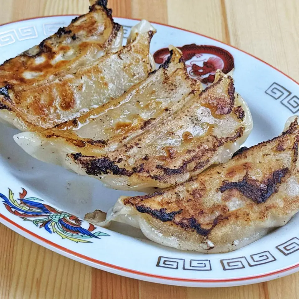 「酥脆！炸鳥子」是完美的下酒小吃，其特點是外皮酥脆，類似炸雞。這道多汁的美味佳餚以秩父島田醬油店的醬油為原料，並加入大蒜和生薑以增強風味。我們提供三種類型的餃子，其中最推薦的是“多汁！肉汁餃子”，它充滿了肉汁！我們還提供各種與啤酒和酒精飲料完美搭配的小吃。