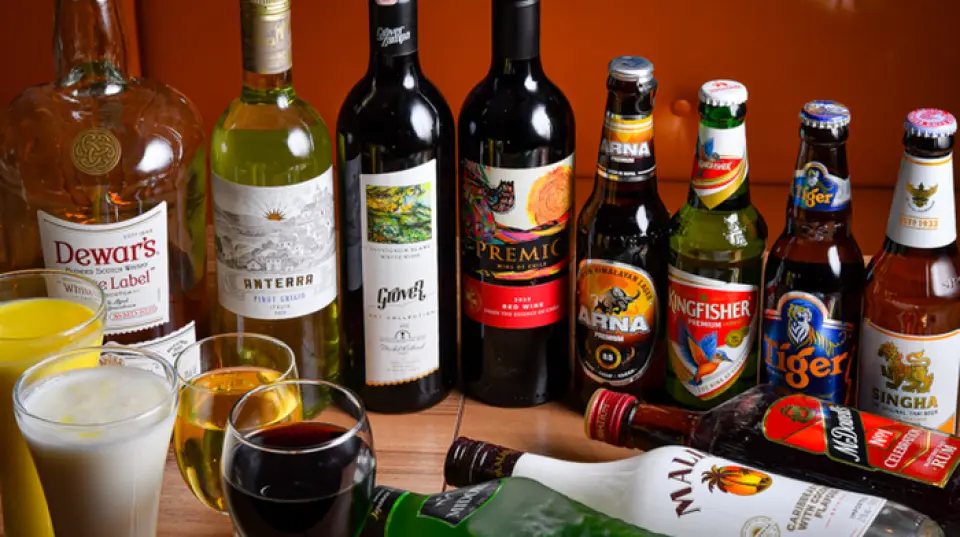 我們提供 2 小時無限現場加購飲品，售價為 2,200 日圓。您還可以額外支付 550 日元添加生啤酒。此外，我們也提供多種本店獨有的特色飲品。吃過辛辣的咖哩後，我們獨特的拉西 (lassi) 是完美的清涼飲品。我們還推薦我們的馬薩拉茶，它是將草藥和幾種香料搗碎，然後與牛奶一起煮沸製成的。請與餐點一起享用！