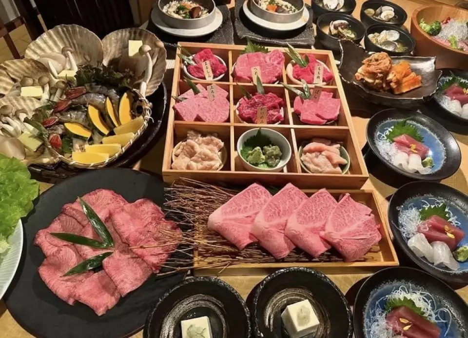 Our restaurant offers courses with yakiniku as the main dish, as well as seasonal courses where you can enjoy authentic Kappo cuisine. The yakiniku course focuses on carefully selected meat, and you can also enjoy our proud Japanese cuisine such as seafood and kamameshi. The seasonal course, which uses seasonal ingredients, changes with each season, so you can enjoy new flavors every time you visit. Please take advantage of our courses, which are perfect for entertaining, dining out, banquets, and more.