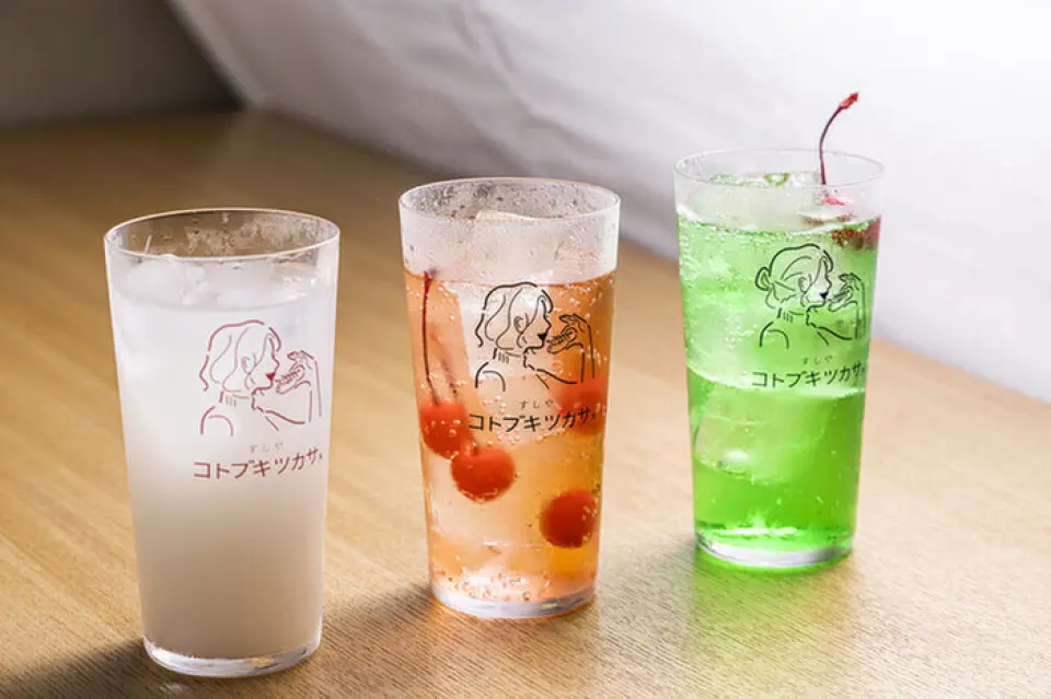 本店備有茶高球、茶飲、酸酒等多種酒類！我們推薦當季水果酸飲料！請嘗試一下。