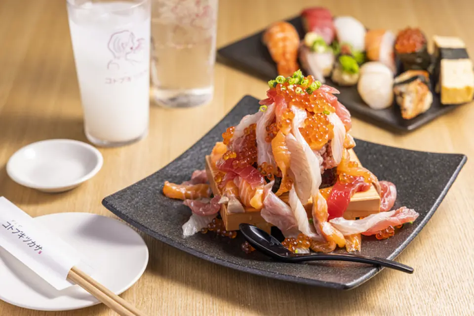 滿滿都是鮭魚、鮪魚、鮭魚籽的壽司！它非常飽腹，而且在社交媒體上看起來一定會很棒！ ！裡面藏著一個迷你壽司捲！