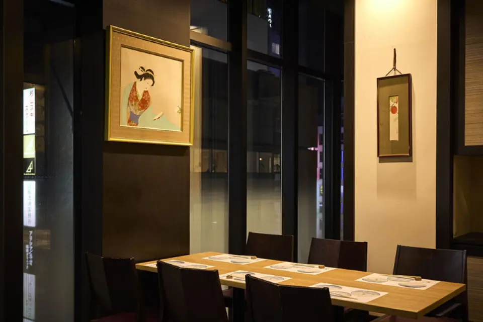We offer a high-quality, relaxing Japanese space, and fully private table seating with a door for six people. It is perfect for important business meetings, anniversaries, birthdays, and other special occasions. We also have private and semi-private rooms available for two or more people. Please feel free to contact us regarding seating.