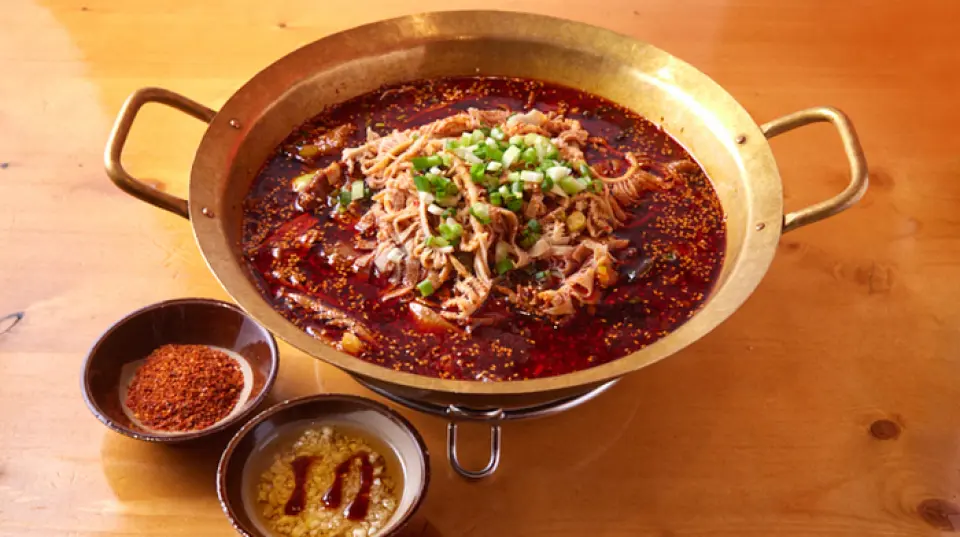 Bạn có thể thưởng thức ba loại món hầm kiểu Tứ Xuyên: Lẩu bò Wagyu, Lẩu bò Wagyu trắng luộc và Lẩu bò Wagyu đen luộc. Món ăn chính thống này sử dụng gia vị Trung Quốc và là món ăn nhất định phải thử đối với những người thích đồ cay! Bạn có thể chọn mức độ cay nhẹ, cay bình thường hoặc rất cay để ngay cả những người không thích ăn cay cũng có thể yên tâm thưởng thức. Nếu bạn muốn điều chỉnh độ cay, vui lòng liên hệ với nhân viên của chúng tôi. Chúng tôi cũng có các khóa học dành cho 2 hoặc 3-4 người, vì vậy hãy tận hưởng tùy theo dịp nhé.