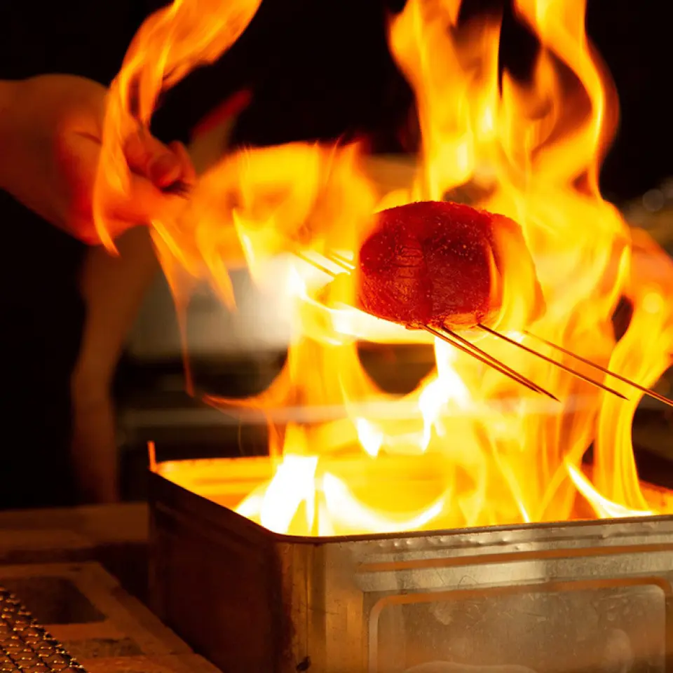 The high temperature flames that grill the straw remove excess fat and concentrate the flavor! The ingredients are skillfully smoked to the right degree, giving them an exceptional taste. The fragrant aroma that only straw grilling can provide is also appealing. The sight of the ingredients being grilled in front of you is overwhelming, and the realistic presentation will whet your appetite even more! Straw grilling is perfect not only for bonito, but also for fresh seasonal fish such as Spanish mackerel. Please enjoy the flavors of each season!