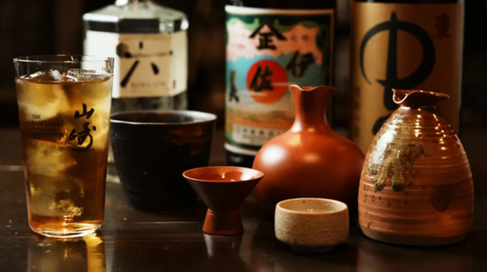 我們提供朝日的高級生啤酒“Jukusen”，其特點是口感細膩。咖啡館維護良好，供應高品質的咖啡。也提供精釀啤酒和赤啤酒。此外，您還可以品嚐2至3種當地酒，其陣容根據季節而變化。