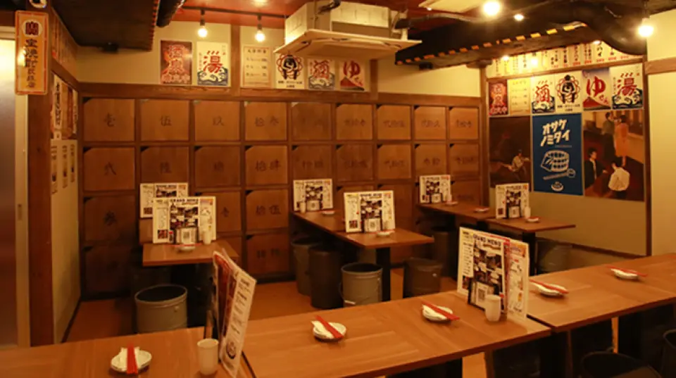本店拥有温馨的公共澡堂风格内饰，距离下北泽站仅 3 分钟路程，交通便利！充满怀旧氛围的舒适空间非常适合女生聚会、约会、聚餐等各种场合。桌子可以连接在一起，可以容纳大型聚会！下班后或购物时请随时来访。
