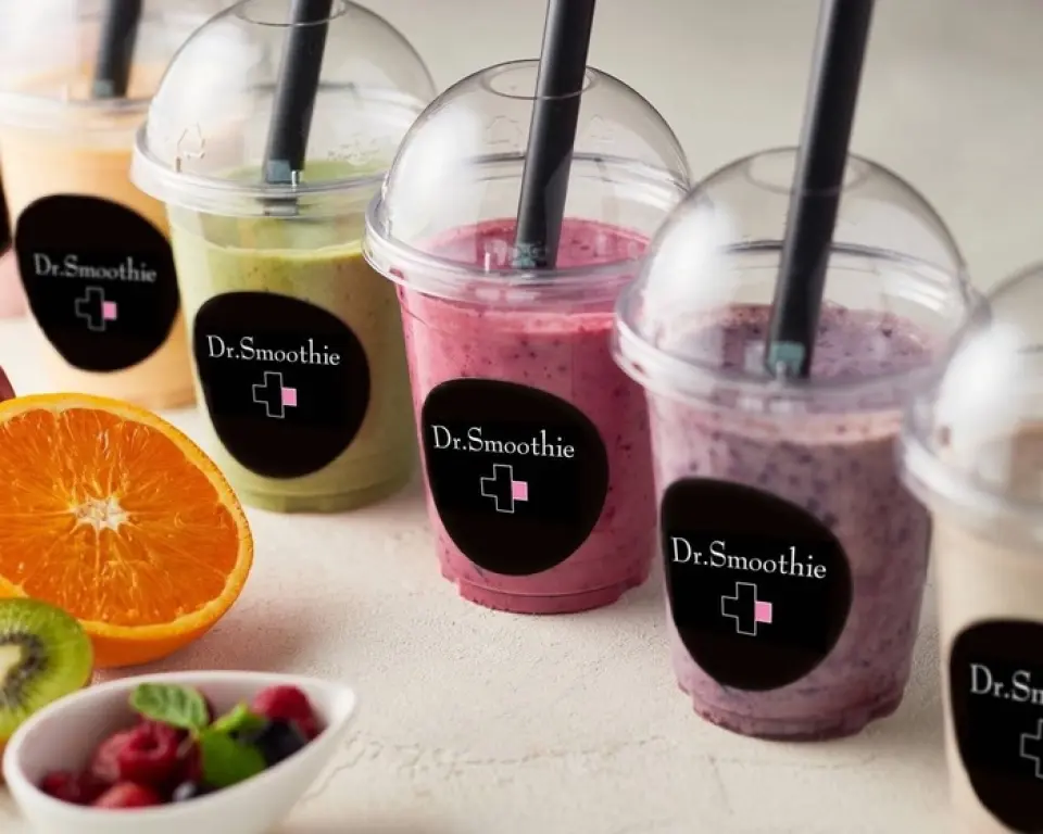 “Doctor Smoothie”专注于美容和健康。这是一款美容医生推荐的“新一代冰沙”，不仅对皮肤有益、减肥和排毒，还含有甜酒（不含酒精）以支持肠道活动！美丽的肌肤、苗条的身材、健康的体魄都源自内心。 “Doctor Smoothie”富含美丽和健康所必需的维生素、矿物质、酶、纤维等营养成分，是一款喝了就能变美的冰沙。
