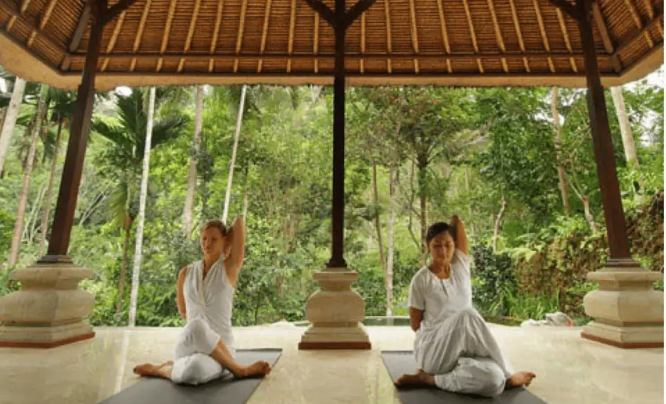 우붓의 평화로운 정글뷰를 바라보며 요가를 즐겨보세요.