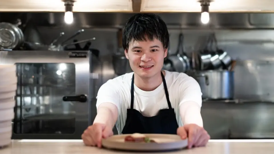 Born in 1992 in Chiba Prefecture. After graduating from a culinary school, he joined the Western cuisine department of the Fujiya Hotel in Hakone. He spent his days off visiting various restaurants to broaden his knowledge. From the age of 22, he honed his skills at La Bonne Table in Nihonbashi. Later, he joined the sister restaurant of sio, sharing their desire to "deliver deliciousness to as many people as possible." In 2024, he became the head chef of sio.