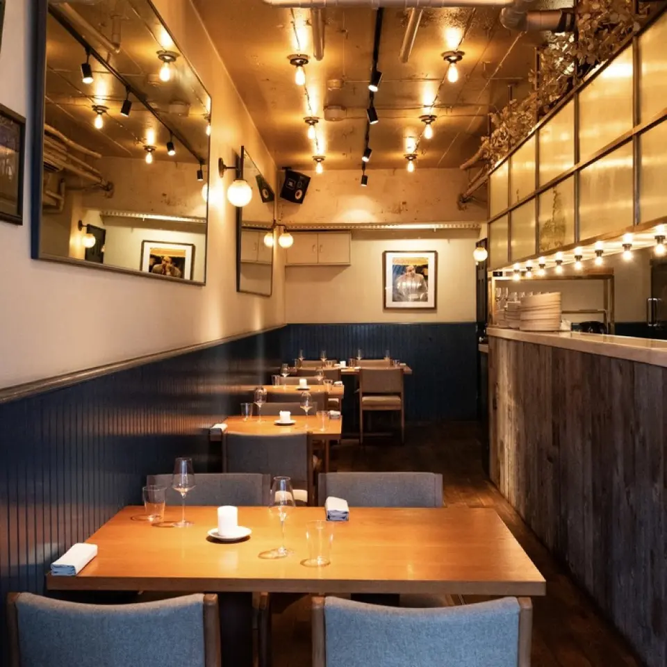 Delicious food is a given. The restaurant's theme is "to leave customers feeling deeply moved," and it's filled with meticulous attention to detail. From the pleasant service to the softness of the hand towels, the background music created by a DJ's special playlist, and the casual table setting without tablecloths, everything contributes to a relaxed atmosphere. By savoring the food while immersed in this ambiance, the deliciousness of the dishes resonates even more directly with the heart.