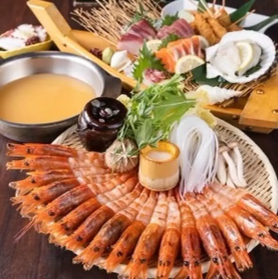 推薦的「涮蝦套餐」（4,500日圓）的蝦肉肥美，可以生吃！首先，沾上醬油就可以享用了。對於涮涮鍋，我們使用以味噌為基礎的湯和蝦湯。最後，您可以單獨享用美味的拉麵或稀飯。