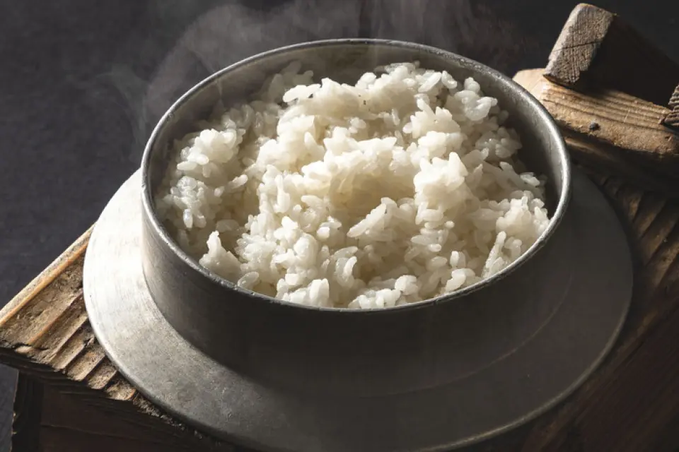 稻米大师藤井将他专门种植的大米混合在一起，并根据季节变化略作改变以适合人类的肉食。只要顾客下单，我们就会一锅一锅地煮上精选的米饭，做出一道在别处找不到的绝妙菜肴！男人特别注重提供最美味的白米饭。